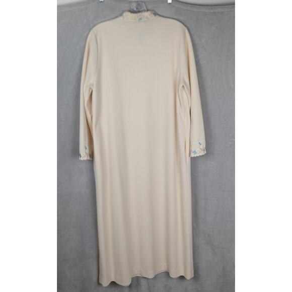 Vtge 70's Vanity fair robe
Microfleece.Embroidered Bust 42" length49" sl21.5"EUC - Picture 5 of 5